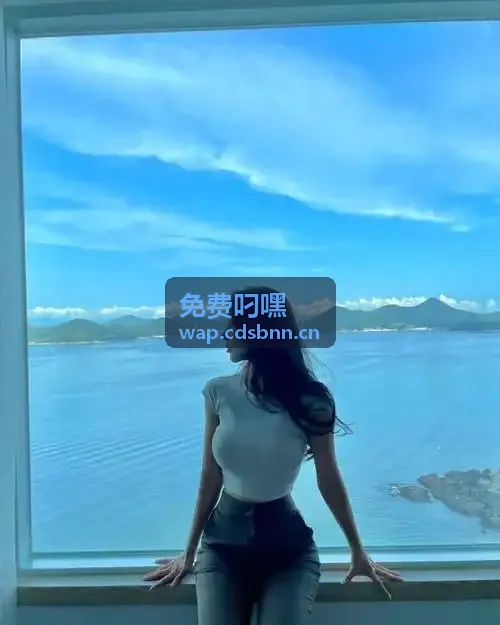 91直看入口客厅家庭影院场景